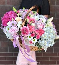 Композиция солнечный день в Снежинске Цветочная композиция из Розы, Хризантемы, Пионы и Лизиантусы в корзине в Снежинске