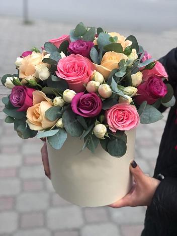 Цветочная композиция из Розы в шляпной коробке в Снежинске