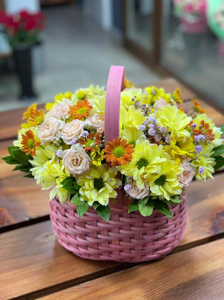 Цветочная композиция из Хризантемы и Розы в корзине в Снежинске