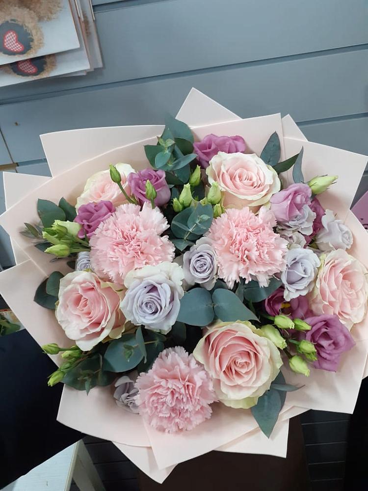 Букет цветов из: Розы, Гвоздики и Лизиантусы в Снежинске