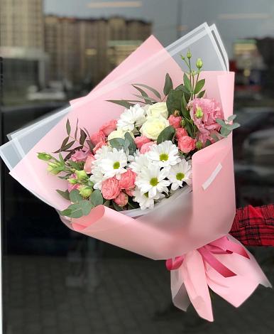 Букет цветов из: Розы, Лизиантусы и Хризантемы в Снежинске