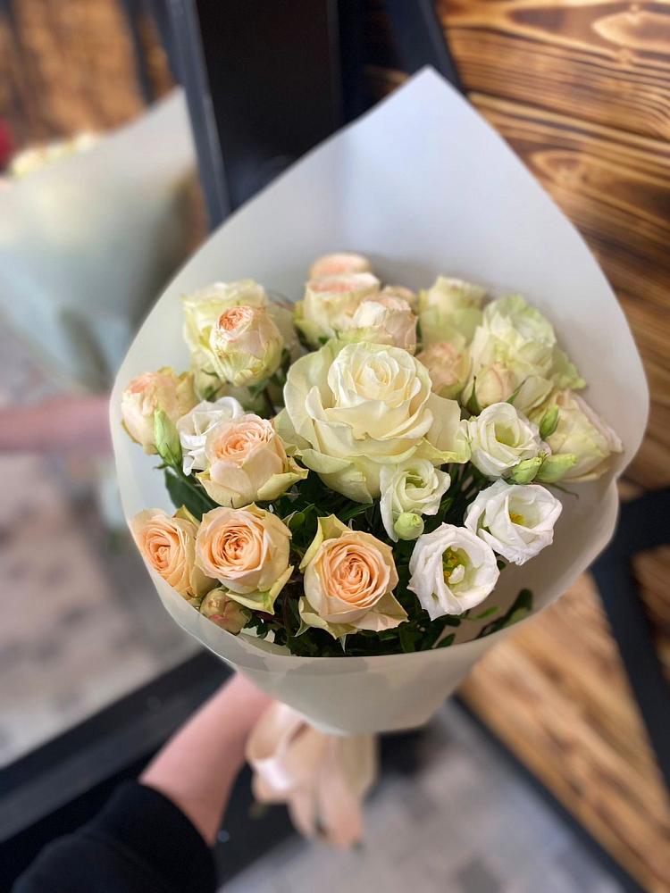 Букет цветов из: Розы и Лизиантусы в Снежинске